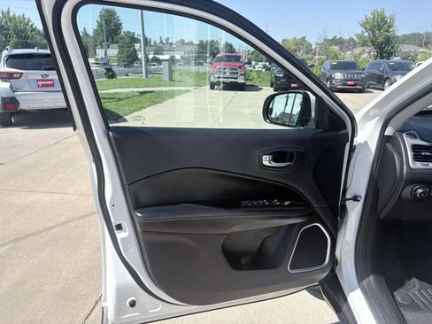 Used 2019 Jeep Compass Latitude FWD image 10