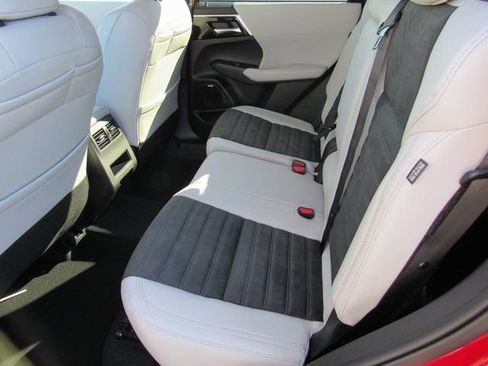 New 2025 Mitsubishi Outlander SE image 8