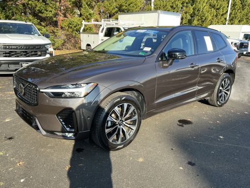 Used 2025 Volvo XC60 B5 Plus w/ Climate Package image 5