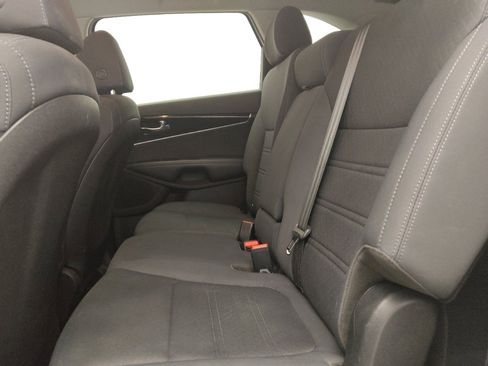 Used 2019 Kia Sorento L image 18