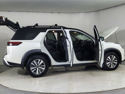 Used 2024 Nissan Pathfinder SL w/ Lighting Package (N92) image 12