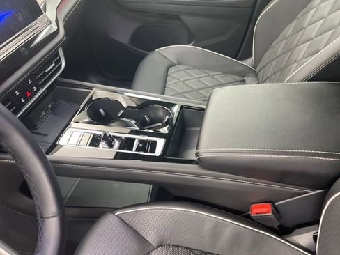 Used 2025 Volkswagen Atlas SEL Premium R-Line image 16