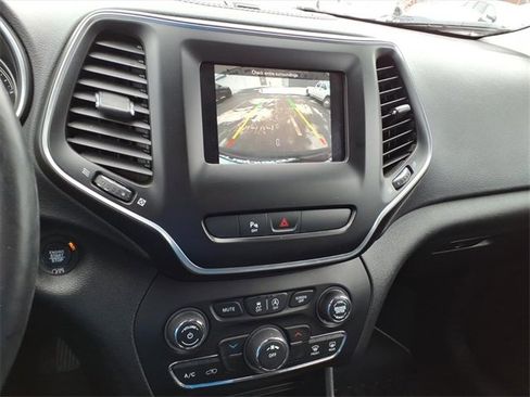 Certified 2019 Jeep Cherokee Latitude Plus w/ Cold Weather Group image 26