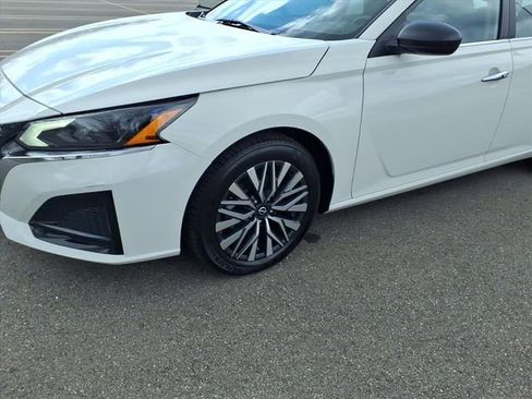 Used 2025 Nissan Altima 2.5 SV image 4