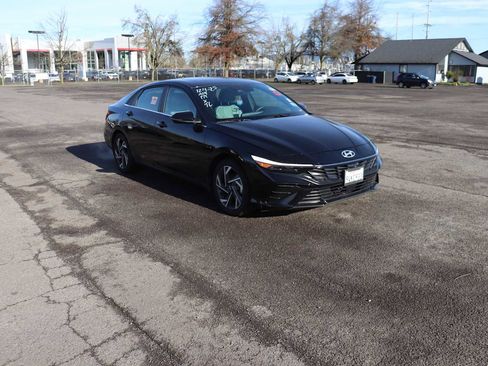 Used 2025 Hyundai Elantra Limited image 3