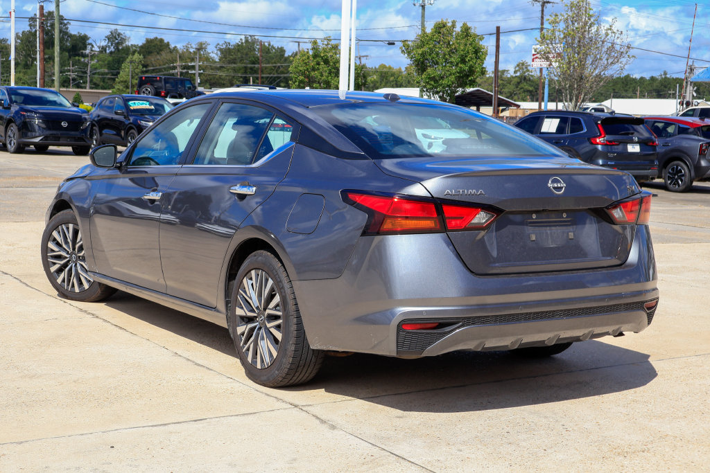 Used 2024 Nissan Altima 2.5 SV FWD image 2