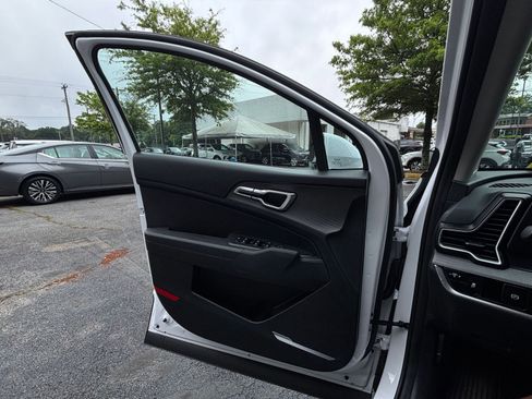 Used 2025 Kia Sportage LX FWD image 18