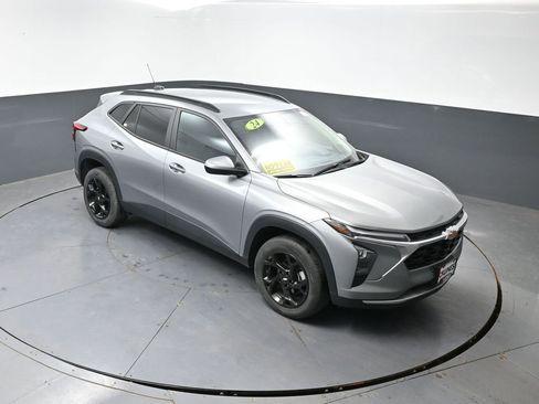 Used 2024 Chevrolet Trax LT w/ Driver Confidence Package FWD image 17