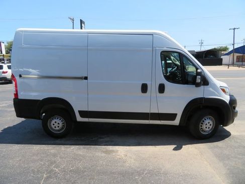 Used 2024 RAM ProMaster 2500 w/ Convenience Group FWD image 4