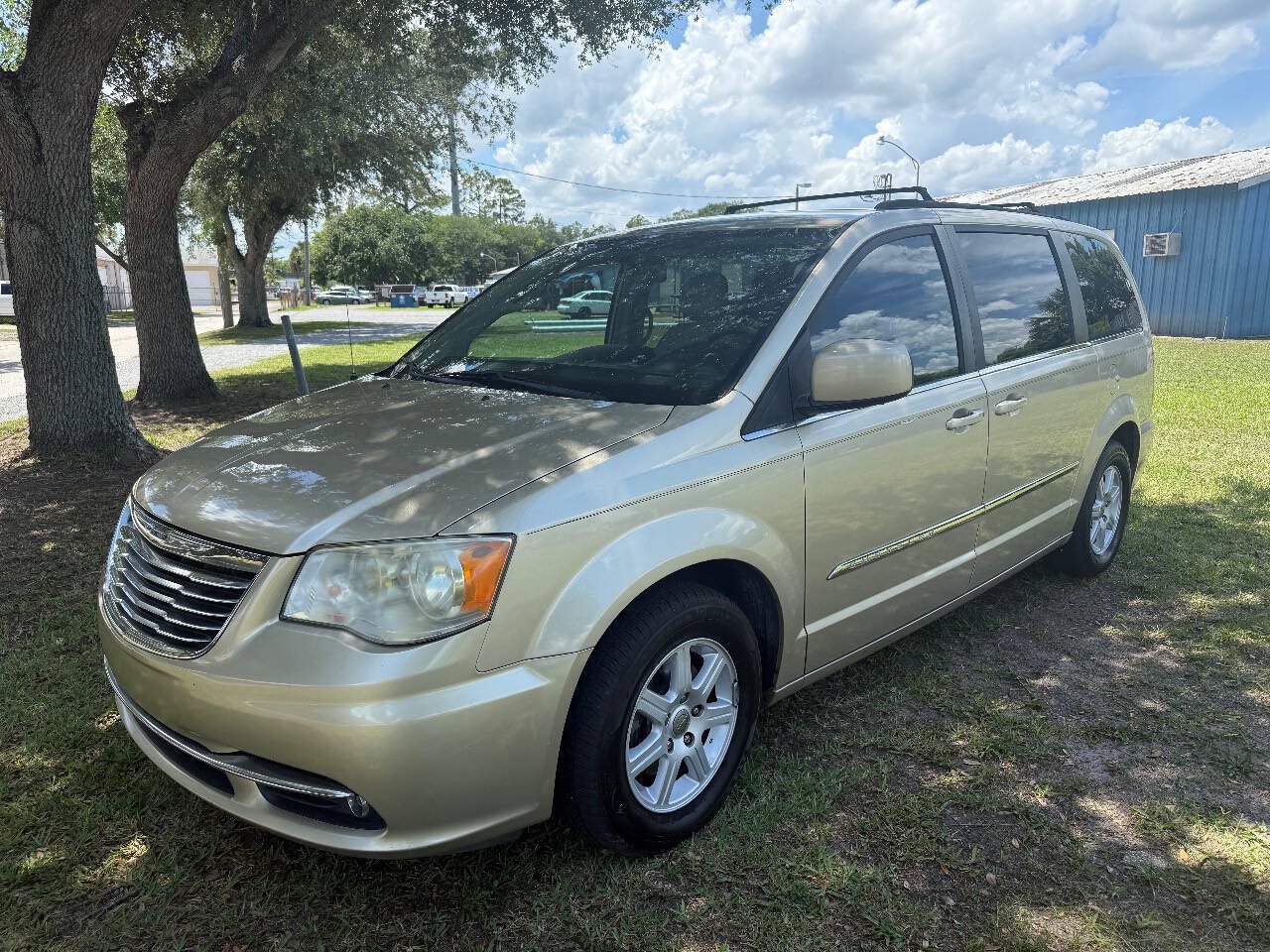 Used 2011 Chrysler Town & Country Touring FWD image 1