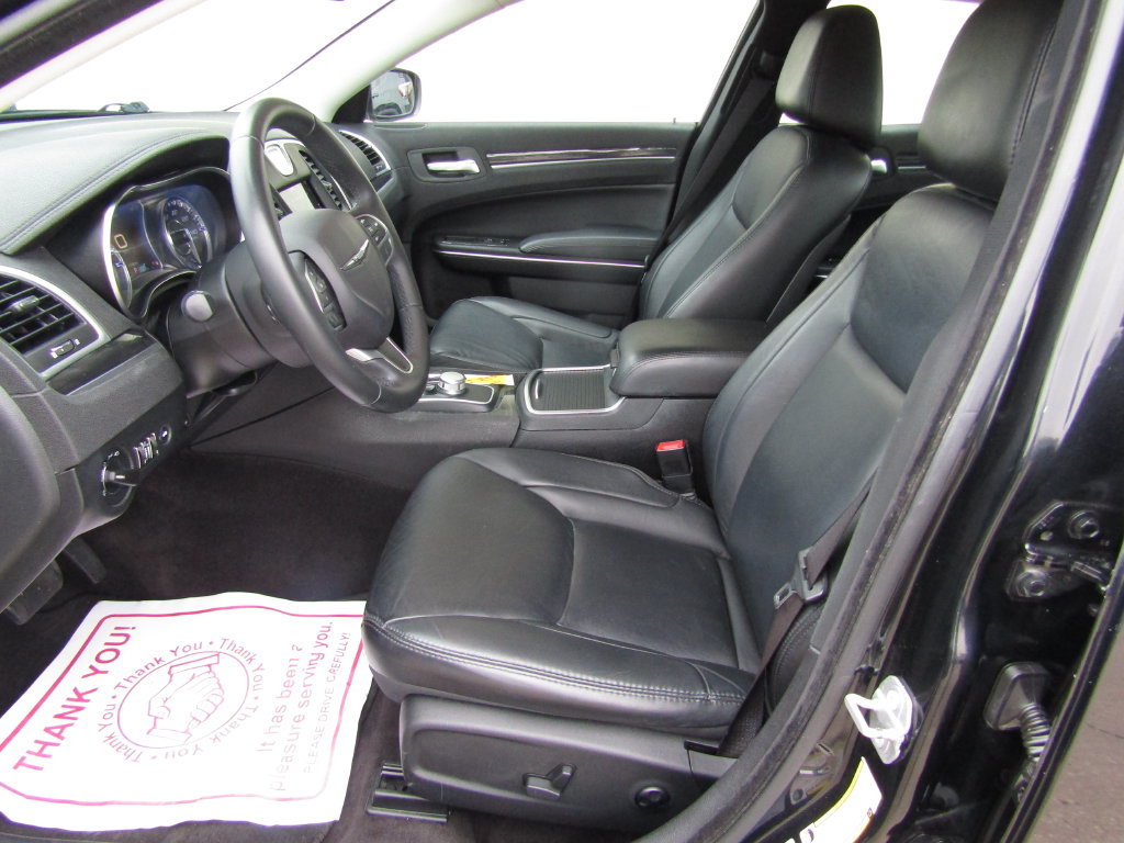 Used 2017 Chrysler 300 Limited RWD image 19