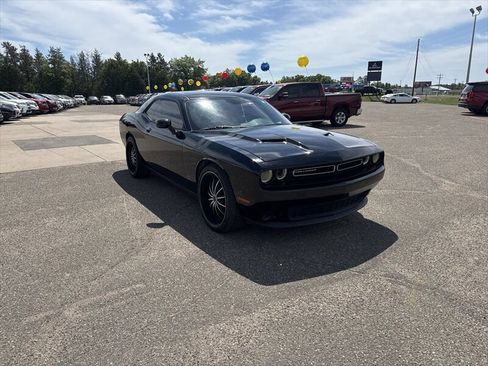 Used 2015 Dodge Challenger SXT RWD image 2