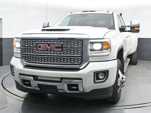 Used 2018 GMC Sierra 3500 Denali w/ Duramax Plus Package image 10