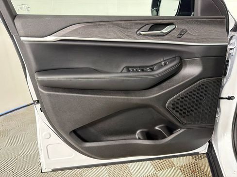 Used 2025 Jeep Grand Cherokee Limited w/ Black Appearance Package image 12