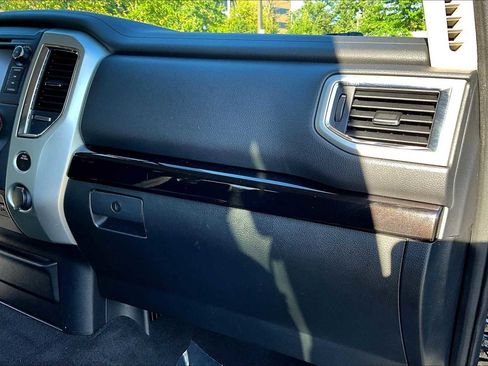 Used 2019 Nissan Titan SV image 18