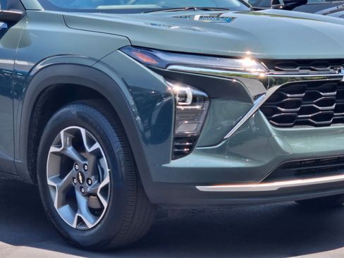 Certified 2025 Chevrolet Trax LT FWD image 3