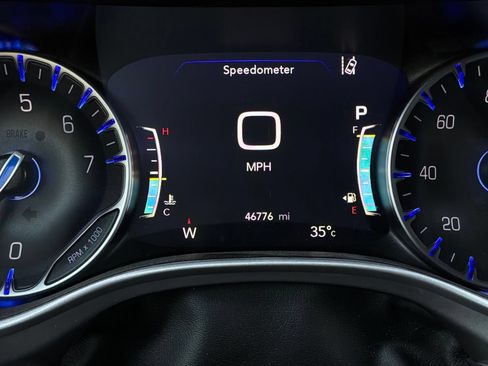 Used 2025 Chrysler Pacifica Select FWD image 45