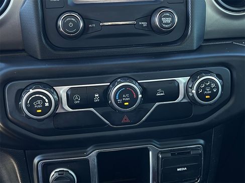 Used 2020 Jeep Gladiator Sport image 18