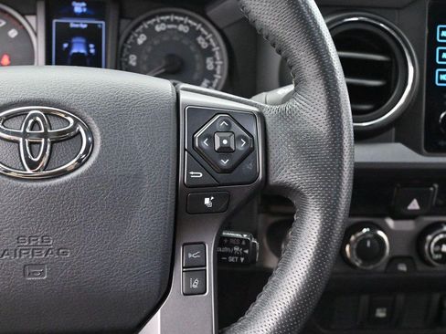 Used 2018 Toyota Tacoma TRD Off-Road AWD/4WD image 15