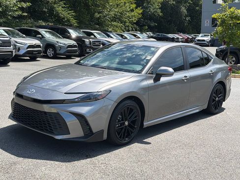 Used 2025 Toyota Camry SE w/ Convenience Package FWD image 2