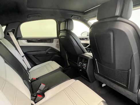 Used 2026 Porsche Cayenne E-Hybrid Coupe image 16