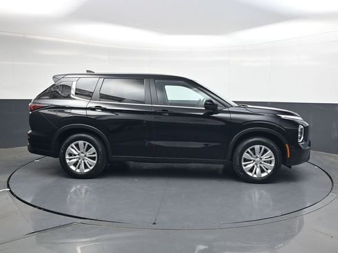 Used 2025 Mitsubishi Outlander ES AWD/4WD image 2