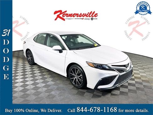 Used 2022 Toyota Camry SE image 1