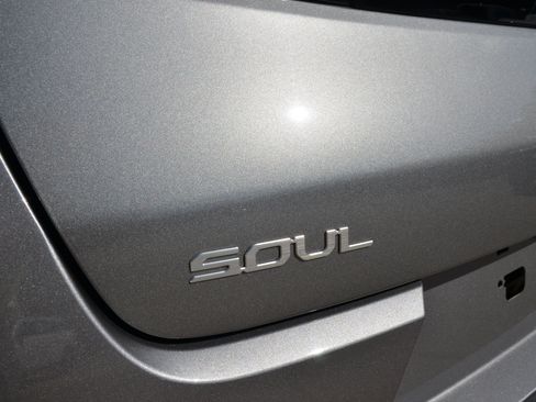 Used 2025 Kia Soul LX w/ LX Technology Package FWD image 10