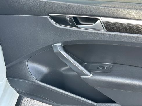 Used 2018 Volkswagen Passat GT image 16