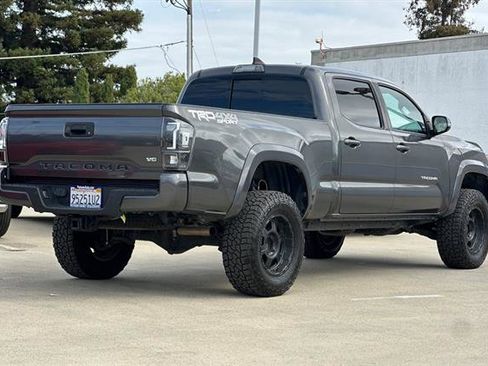 Used 2019 Toyota Tacoma TRD Sport image 3