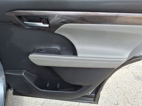 Used 2021 Toyota Highlander Platinum image 16