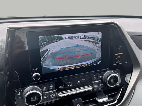 Used 2023 Toyota Highlander XLE AWD/4WD image 24