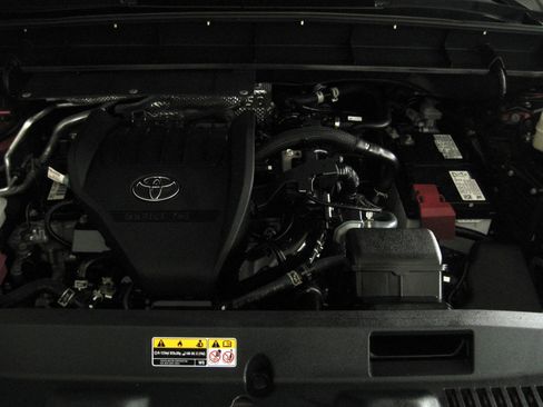 Used 2024 Toyota Highlander XLE image 32