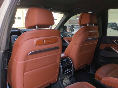 Used 2025 BMW X7 M60i image 18