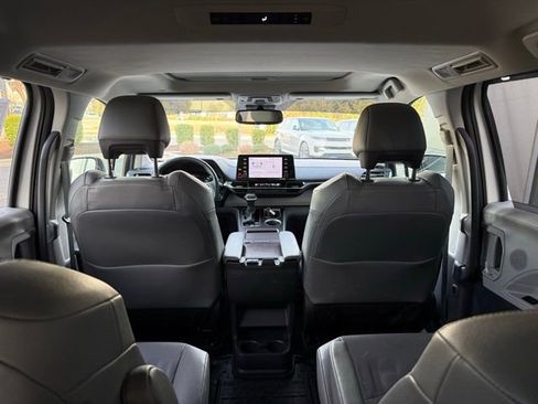 Used 2023 Toyota Sienna XLE image 32