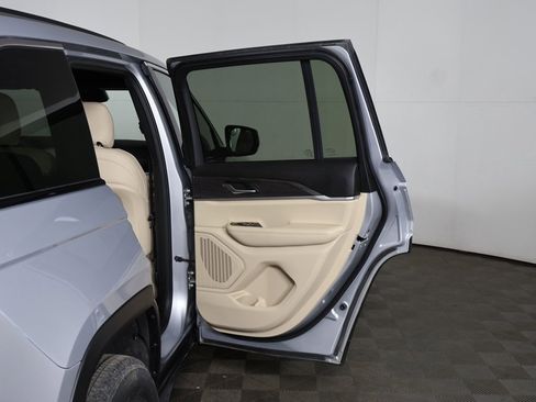 Used 2023 Jeep Grand Cherokee Limited image 24