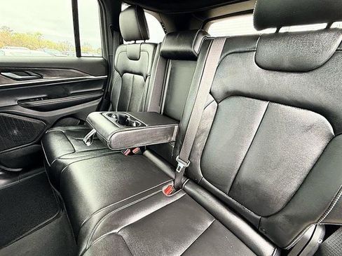 Used 2025 Jeep Grand Cherokee Limited image 27