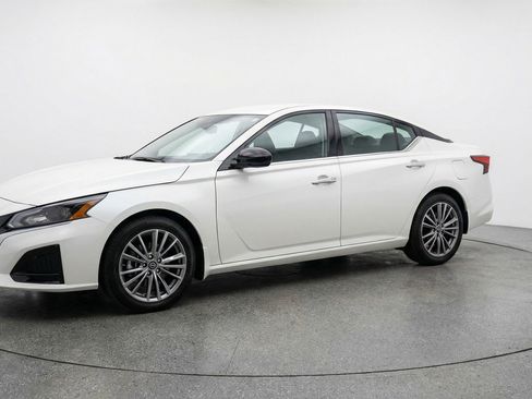 Used 2025 Nissan Altima 2.5 SV FWD image 3