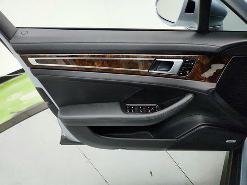 Used 2018 Porsche Panamera 4 image 24