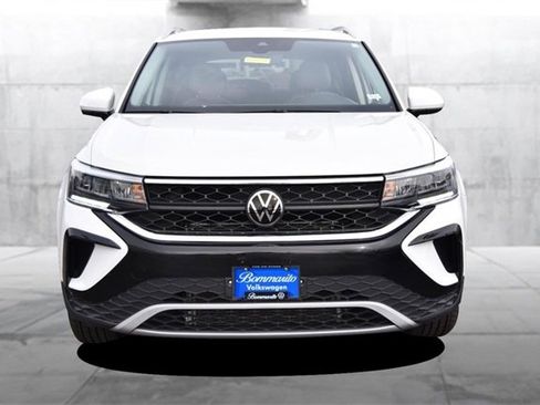 Certified 2023 Volkswagen Taos SE image 4