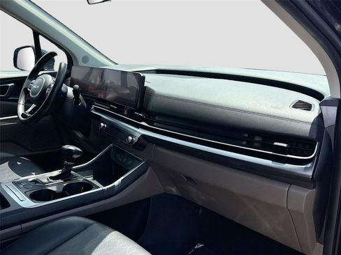 Used 2025 Kia Carnival FWD image 30
