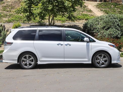 Used 2017 Toyota Sienna SE FWD image 8