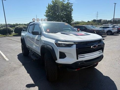 Used 2025 Chevrolet Colorado ZR2 w/ Technology Package AWD/4WD image 3