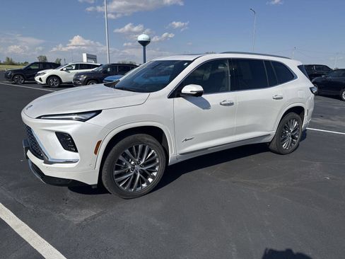 Used 2025 Buick Enclave Avenir w/ Super Cruise Package AWD/4WD image 7