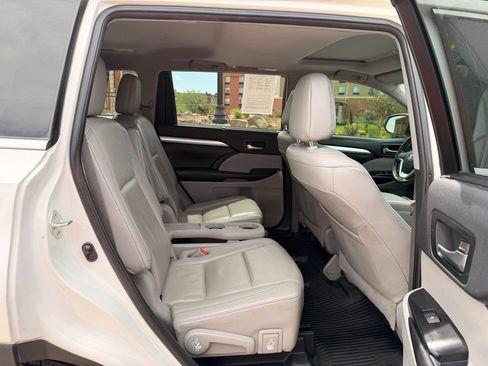 Used 2019 Toyota Highlander XLE AWD/4WD image 17