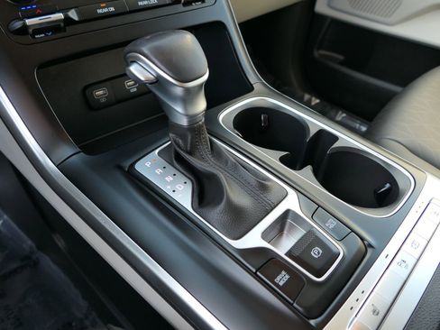 Used 2023 Kia Carnival LX image 23