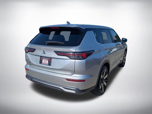 Used 2025 Mitsubishi Outlander SE image 3