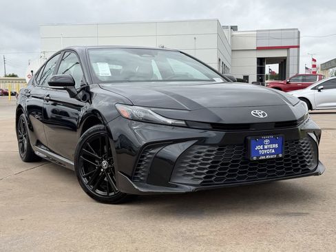 Used 2025 Toyota Camry SE FWD image 2