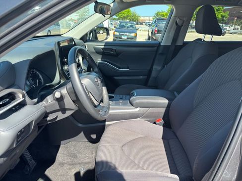 Used 2025 Toyota Highlander LE FWD image 28