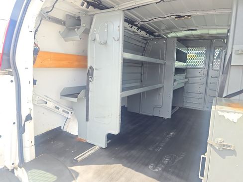 Used 2015 Chevrolet Express 2500 RWD image 11